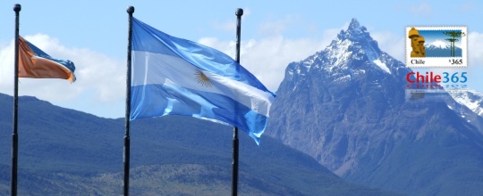 Hermosa vista con la bandera aArgentina en cercan&iacute;as del aeropuerto de Ushuaia
